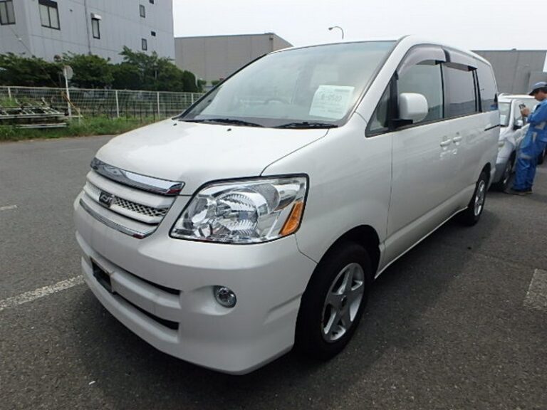 2004 TOYOTA NOAH