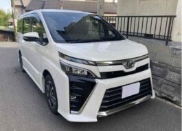 Toyota Voxy DBA-ZRR80W 2017 Mini VAN 2000 CC