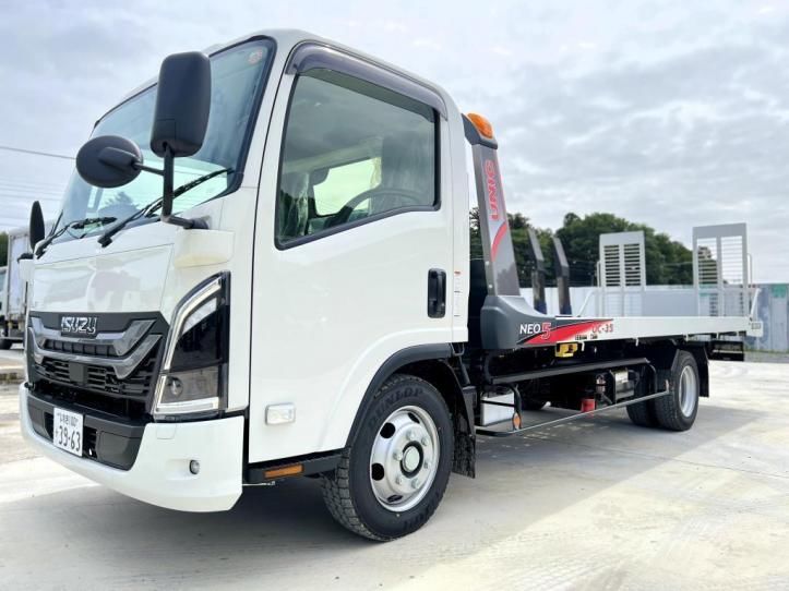 Isuzu Elf flatbed truck, unused, with safety loader and remote control.