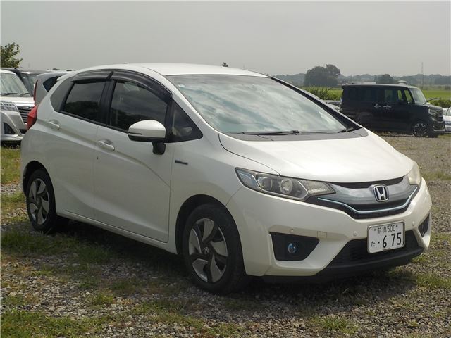 Honda Fit Hybrid L Package – Genuine Navigation System – Full-segment TV – Half-leather seats