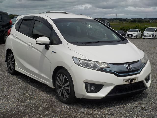 Honda Fit Hybrid S Package – Genuine Navigation System, TV, Rear Camera