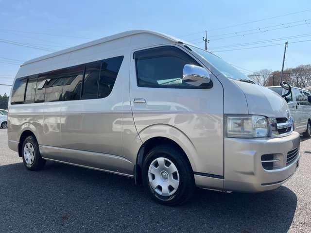 Toyota Hiace 2.7 Grand Cabin 10-seater with electric sliding doors