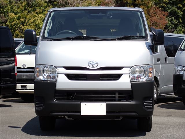Toyota Hiace Van 2.8DX: Rear cooler, rear heater, Safety Sense, LED headlights.
