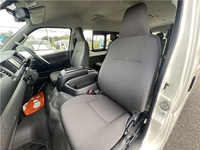 Toyota Hiace Wagon DX Gasoline 10-seater with electric sliding doors and factory navigation system/TV.